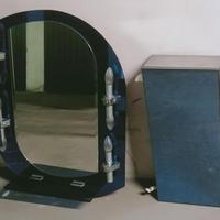 armadietto a specchio blu e specchio blu vintage