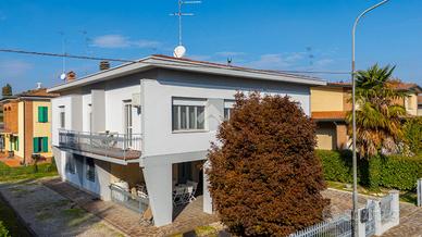 VILLA SINGOLA A NOVI DI MODENA