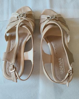 Sandali beige con zeppa n. 38