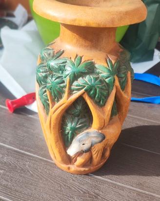 Vaso decorativo in legno intagliato