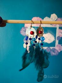 orecchini con pepite in vetro  e piume blue