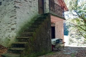 Baita con terreno e boschi