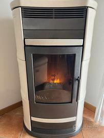 Stufa a Pellet Edilkamin in Ceramica Bianca