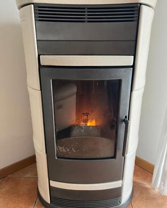 Stufa a Pellet Edilkamin in Ceramica Bianca