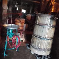 Torchio manuale, tino in legno e lavabottiglie