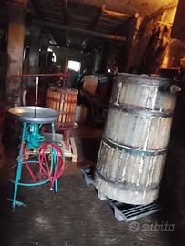 Torchio manuale, tino in legno e lavabottiglie