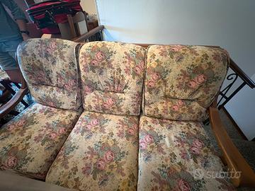 Divano con struttura in legno