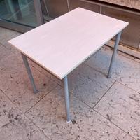 Tavolo in legno con gambe in acciaio