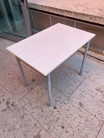 Tavolo in legno con gambe in acciaio