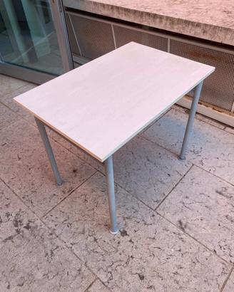 Tavolo in legno con gambe in acciaio