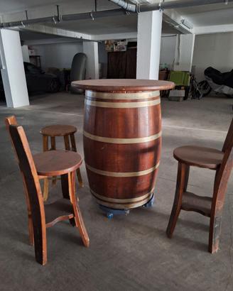 Tavolo Botte e sgabelli