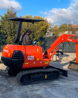 E114 Mini escavatore 25 q Kubota U25