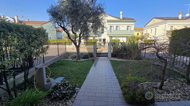 PORZIONE DI TRIFAMILIARE CON SCOPERTO ESCLUSIVO -