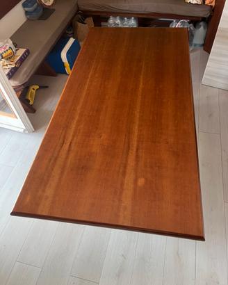 Tavolo da cucina in legno con panca ad angolo