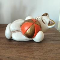 gatto sdraiato con palla Thun 