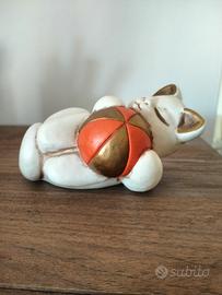 gatto sdraiato con palla Thun 