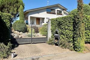 Villa di 331 m² con più di 5 locali e box auto dop