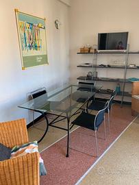 Tavolo in cristallo e ferro battuto + sedie design