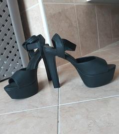 décolleté peep toe con plateau e tacco alto nero