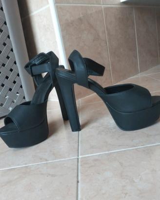 décolleté peep toe con plateau e tacco alto nero