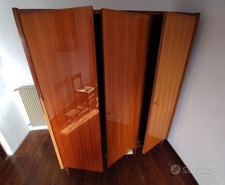 Armadio in legno chiaro