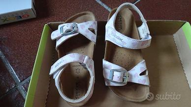 •Scarpe. Sandali bambina GEOX. Bianchi a cuori ro