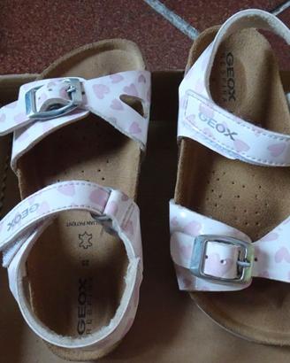 •Scarpe. Sandali bambina GEOX. Bianchi a cuori ro