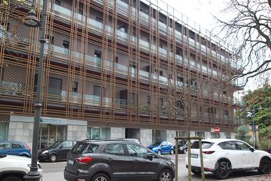 Locale commerciale vetrinato in centro