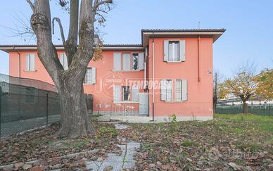 PORZIONE DI VILLA BIFAMILIARE CON GIARDINO