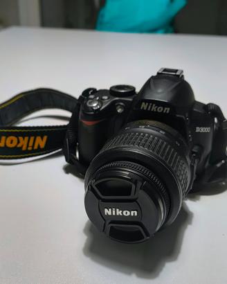 Fotocamera Nikon D-3000 con ottica 18-55
