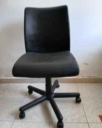 Sedia da ufficio nera regolabile con ruote.