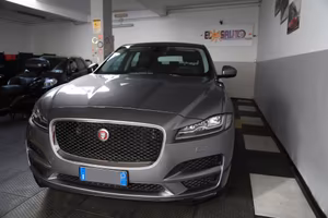 Jaguar F-Pace 2.0 D 180 CV AWD aut. Chequered Flag