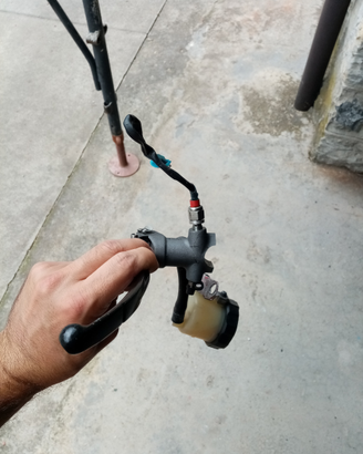 Pompa freno accossato regolabile