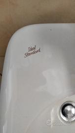 lavandino bagno con rubinetto  