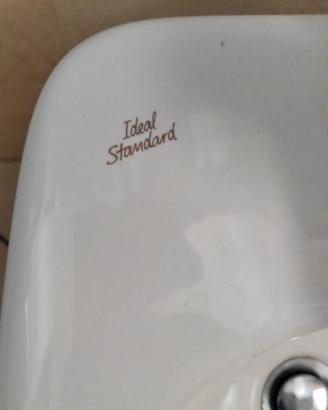 lavandino bagno con rubinetto  