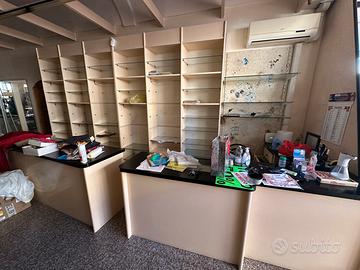 Arredo negozio abbigliamento e intimo