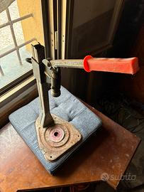 Tappatrice a colonna vintage in metallo per tappi