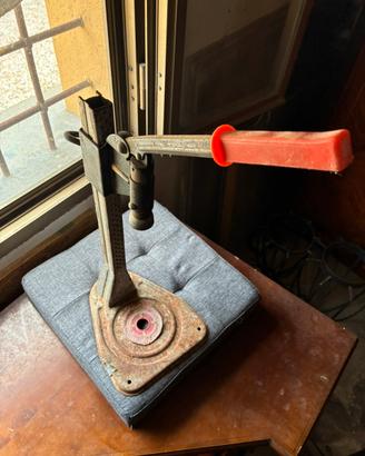 Tappatrice a colonna vintage in metallo per tappi