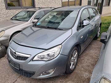 Opel Astra J anno 2011 ricambi usati