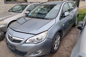 Opel Astra J anno 2011 ricambi usati