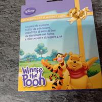 un piccolo cuscino di Winnie the Pooh,