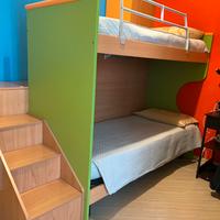 Cameretta a ponte con scala comoda