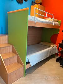 Cameretta a ponte con scala comoda