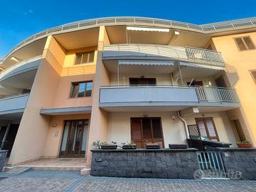 Acireale centro,appartamento vani 3,5 + posto auto