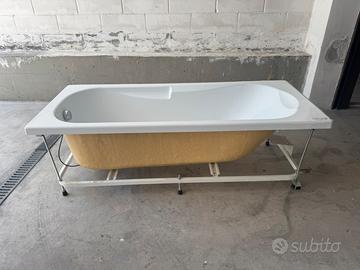 Vasca da bagno 170x70 con pannello e vetro doccia.