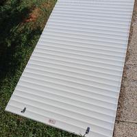 Tapparelle avvolgibili bianche in PVC. 