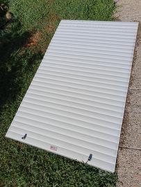 Tapparelle avvolgibili bianche in PVC. 