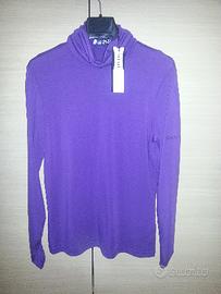 UnaMagliettaNuovaConIlCartellinoDelNegozioDaDonnaE