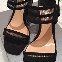 Sandali in  camoscio con suola in cuoio.