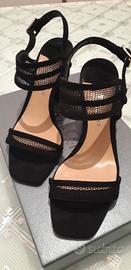 Sandali in  camoscio con suola in cuoio.